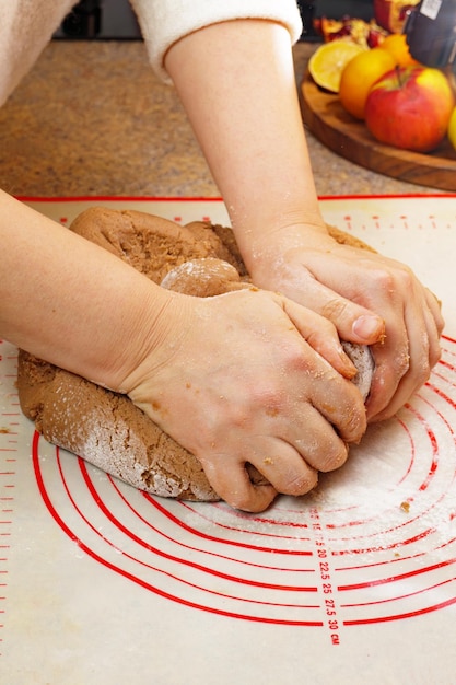 Kucharz przygotowujący ciasto